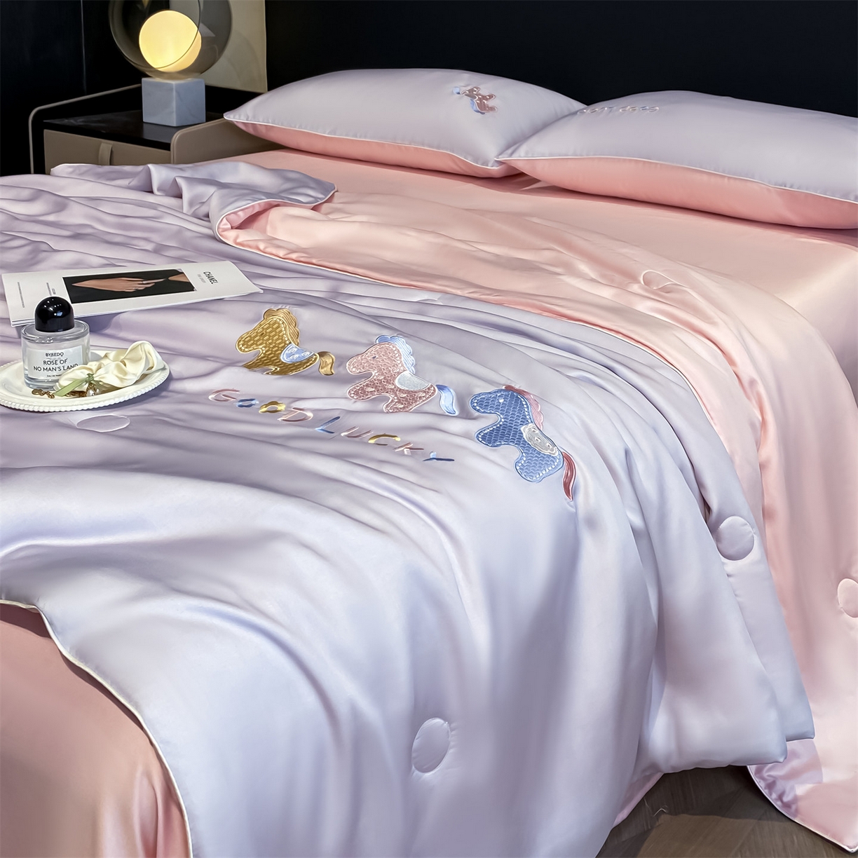 91家纺网 家纺一手货源 找家纺 笙意家纺 2026新款小马元素刺绣夏被-以梦为马系列 以梦为马-优雅紫+粉