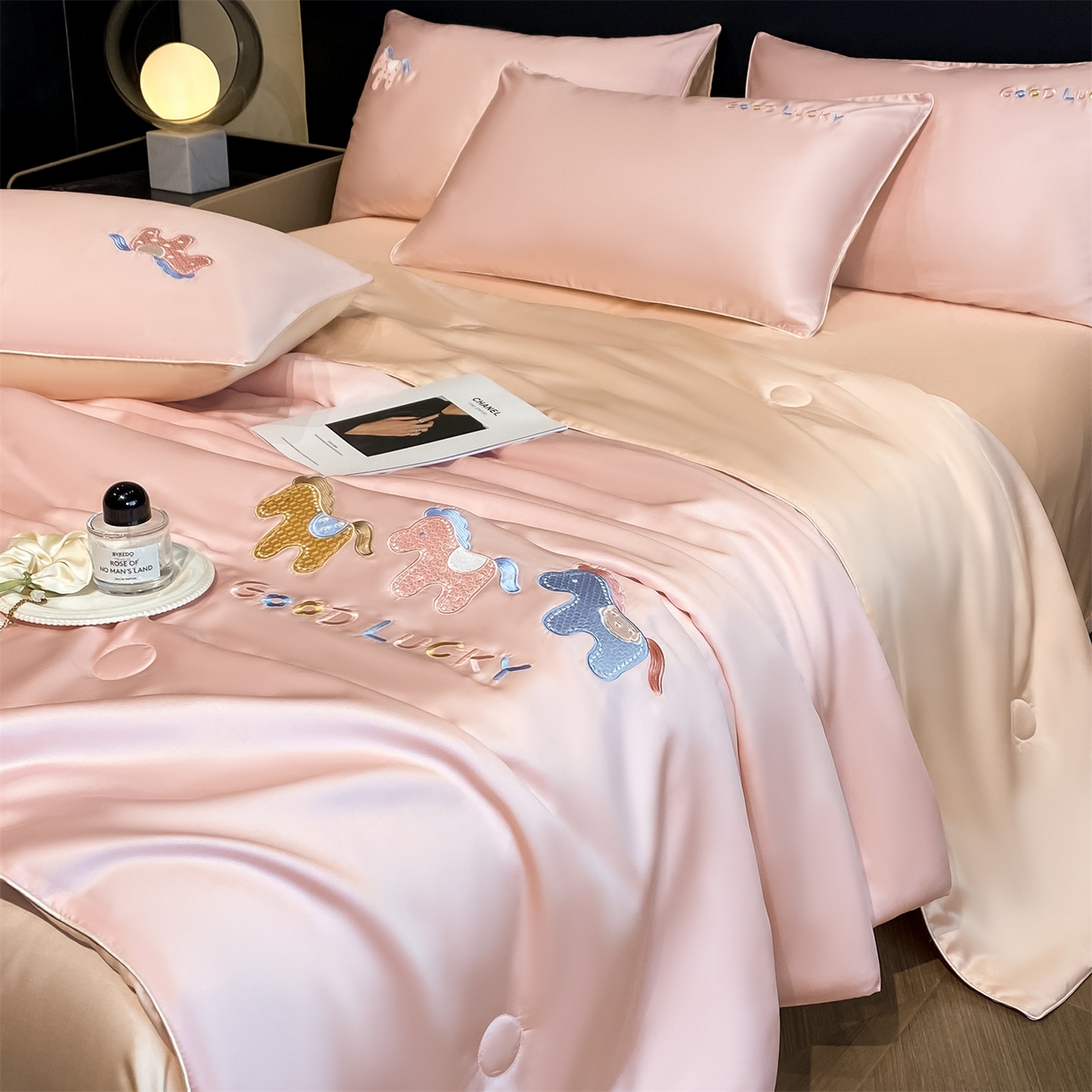 91家纺网 家纺一手货源 找家纺 笙意家纺 2026新款小马元素刺绣夏被-以梦为马系列 以梦为马-粉+杏