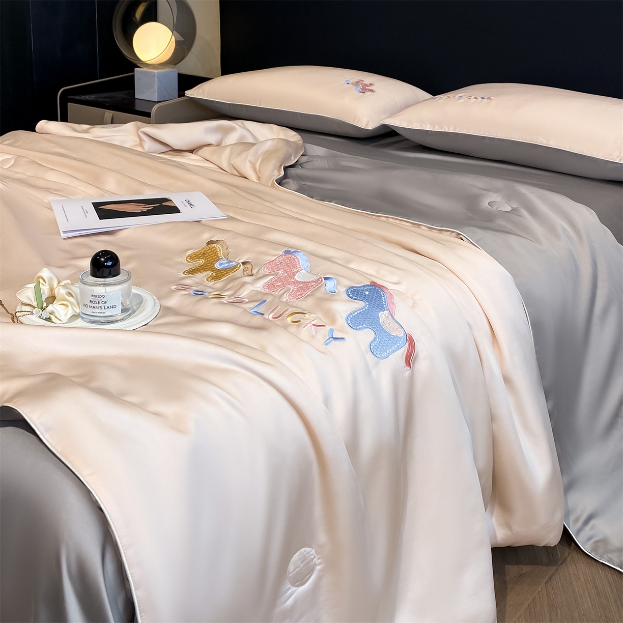 91家纺网 家纺一手货源 找家纺 笙意家纺 2026新款小马元素刺绣夏被-以梦为马系列 以梦为马-杏+山灰