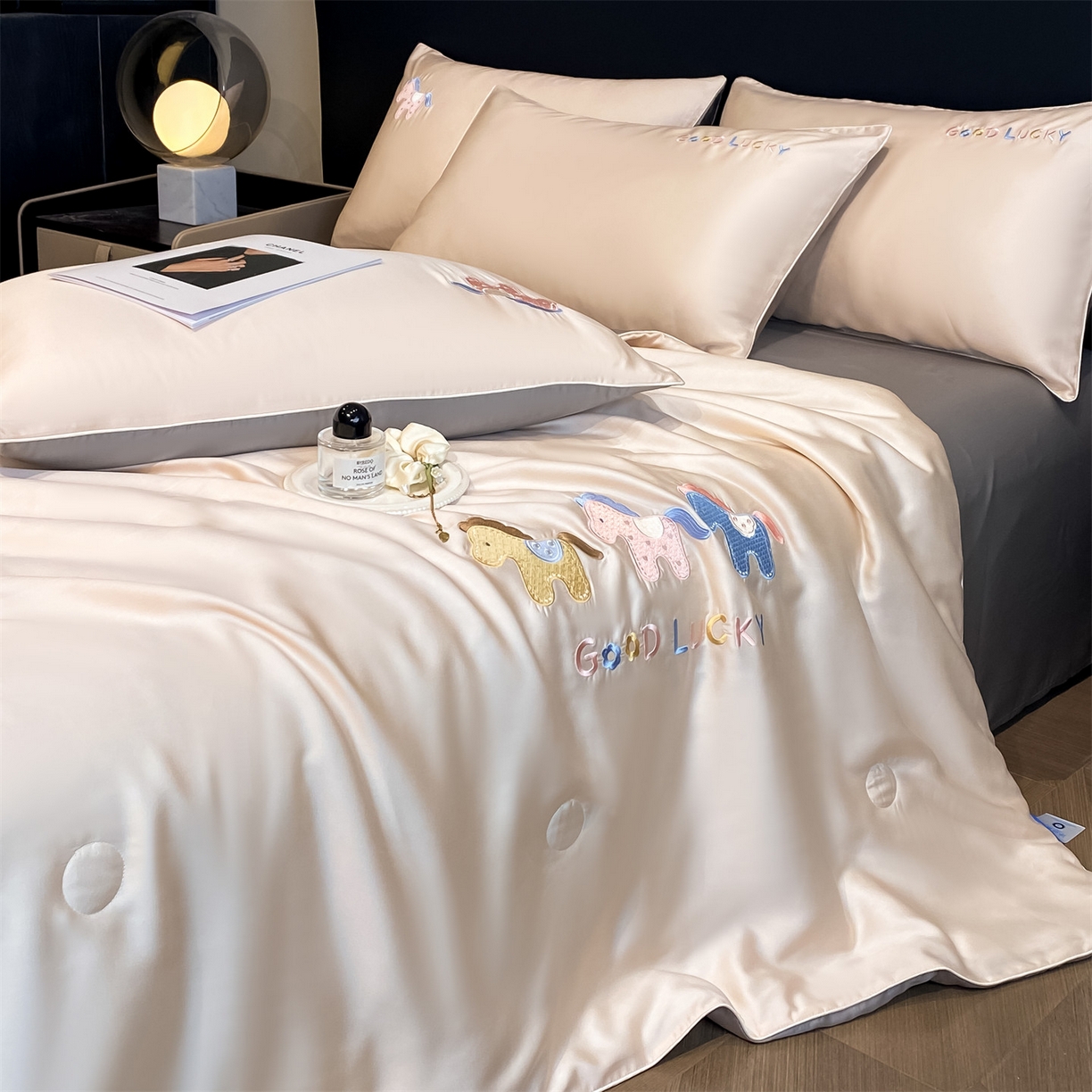 91家纺网 家纺一手货源 找家纺 笙意家纺 2026新款小马元素刺绣夏被-以梦为马系列 以梦为马-杏+山灰