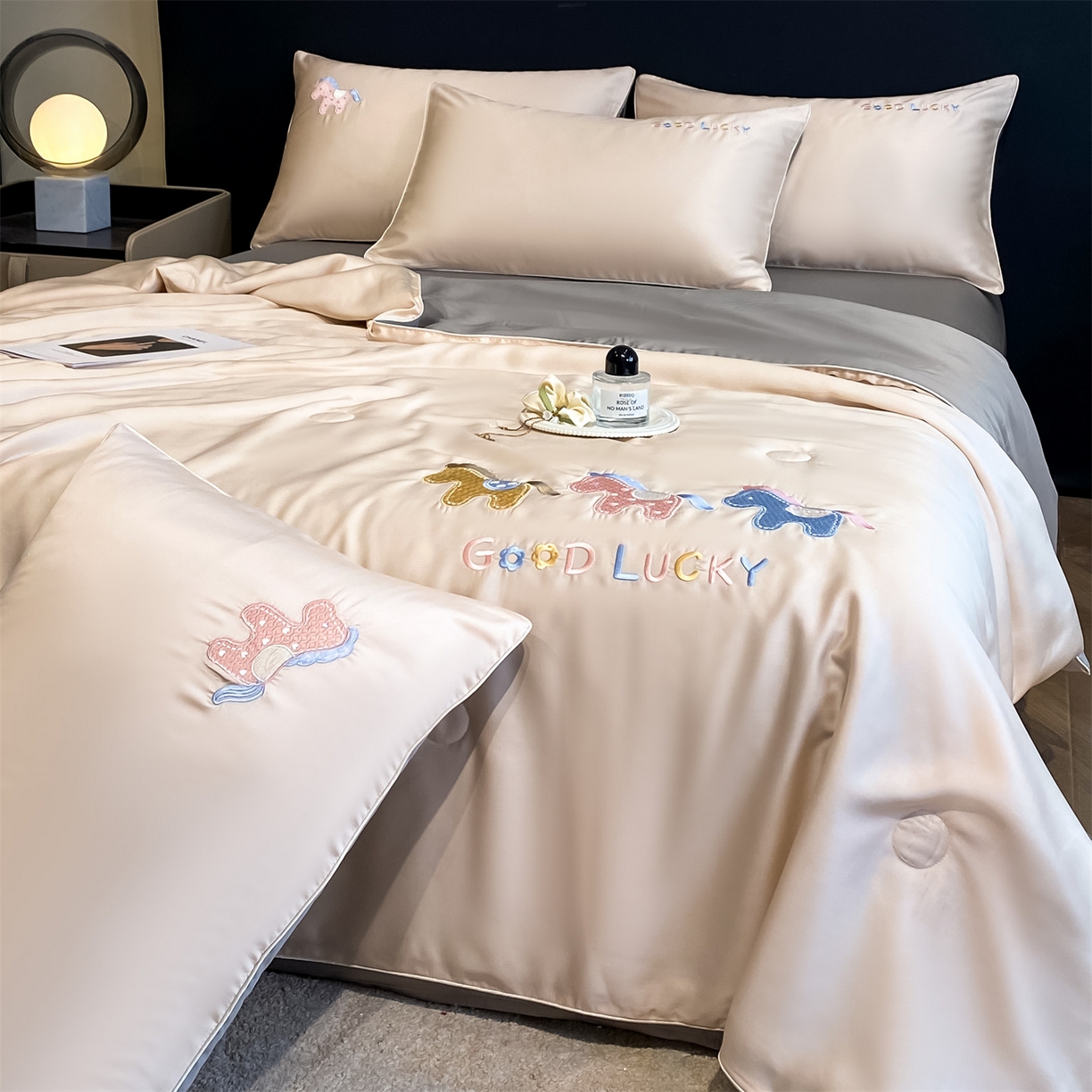 91家纺网 家纺一手货源 找家纺 笙意家纺 2026新款小马元素刺绣夏被-以梦为马系列 以梦为马-杏+山灰