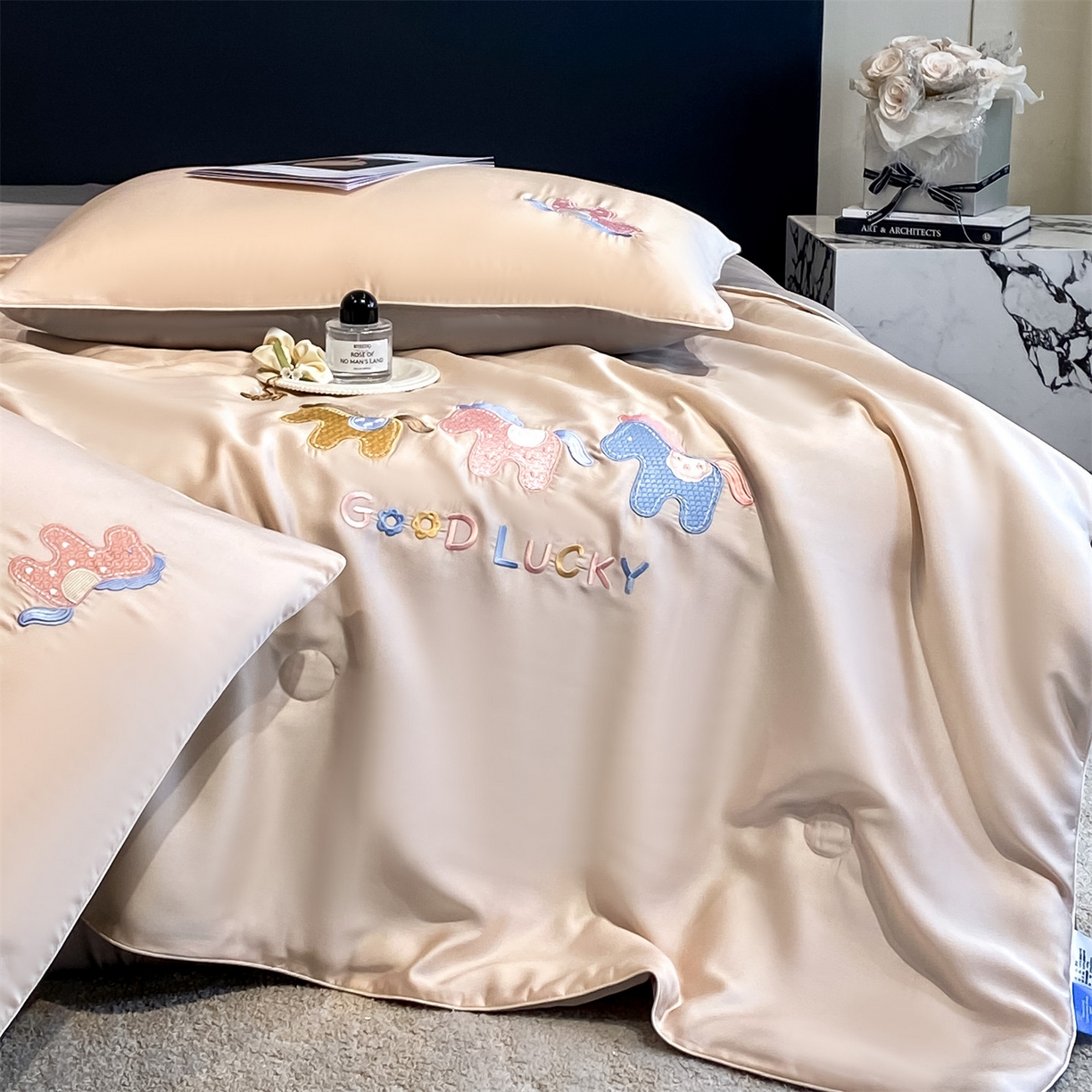 91家纺网 家纺一手货源 找家纺 笙意家纺 2026新款小马元素刺绣夏被-以梦为马系列 以梦为马-杏+山灰