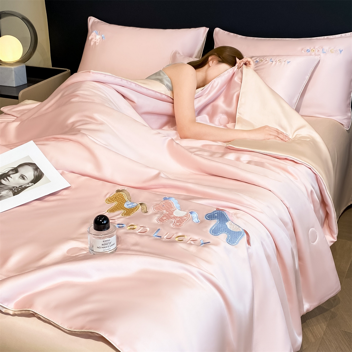 笙意家纺 2026新款小马元素刺绣夏被-以梦为马系列 以梦为马-粉+杏