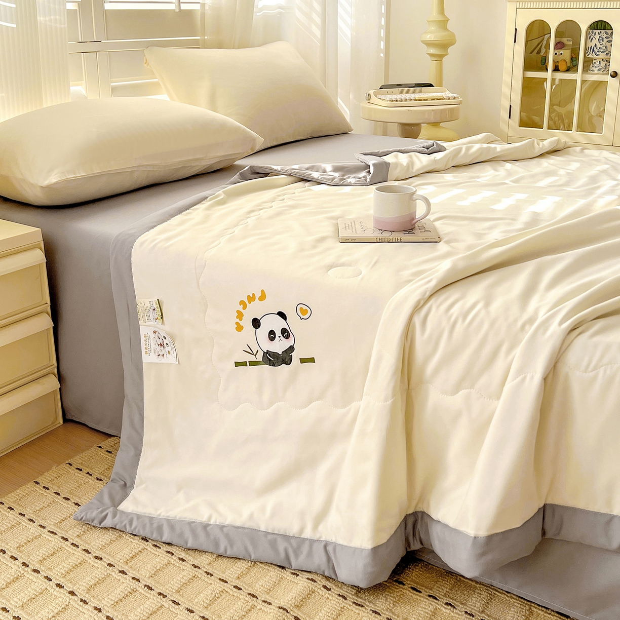 91家纺网 家纺一手货源 找家纺 易展家居 2026新款水洗棉新疆棉花夏被-熊猫 能猫-白拼灰