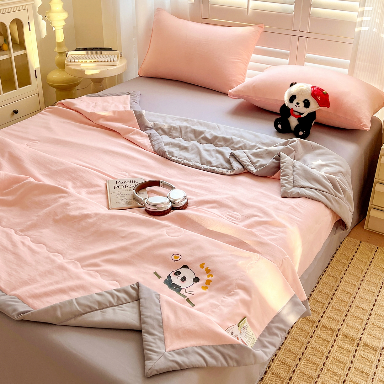 91家纺网 家纺一手货源 找家纺 易展家居 2026新款水洗棉新疆棉花夏被-熊猫 能猫-粉拼灰