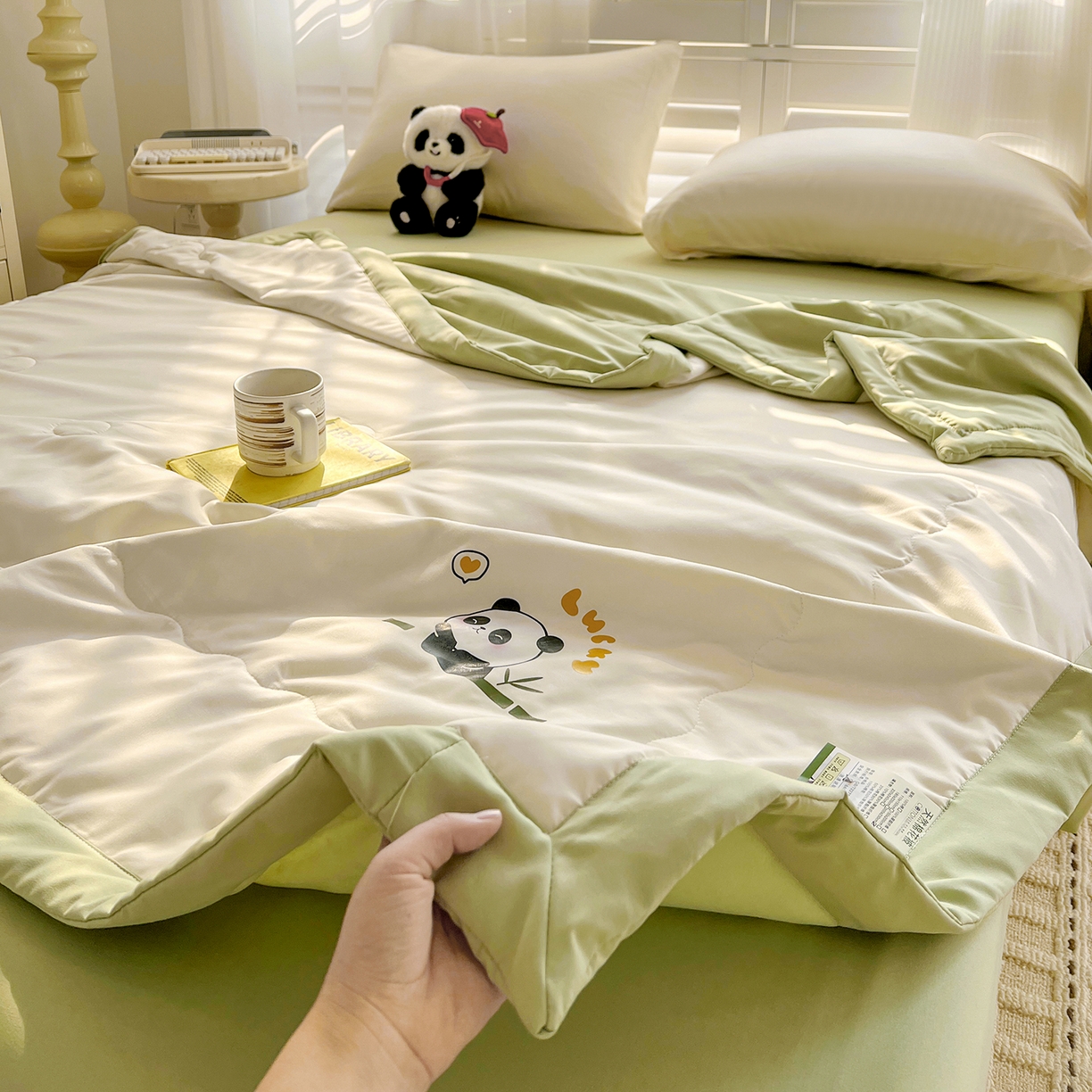 91家纺网 家纺一手货源 找家纺 易展家居 2026新款水洗棉新疆棉花夏被-熊猫 能猫-白拼绿