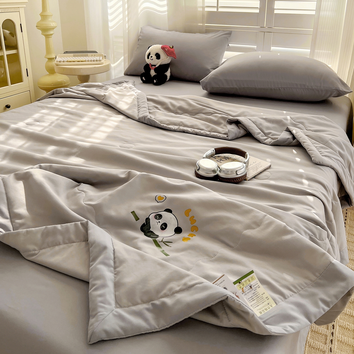 91家纺网 家纺一手货源 找家纺 易展家居 2026新款水洗棉新疆棉花夏被-熊猫 能猫-浅灰