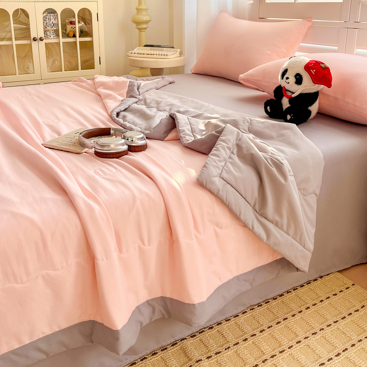 91家纺网 家纺一手货源 找家纺 易展家居 2026新款水洗棉新疆棉花夏被-熊猫 能猫-粉拼灰