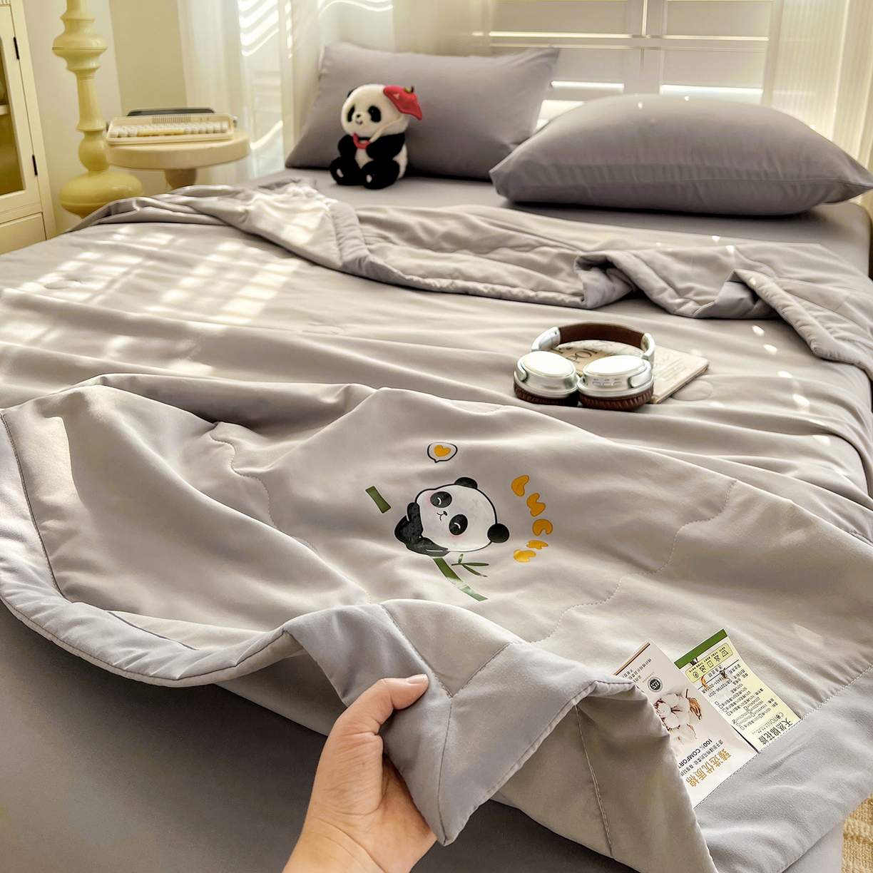 91家纺网 家纺一手货源 找家纺 易展家居 2026新款水洗棉新疆棉花夏被-熊猫 能猫-浅灰