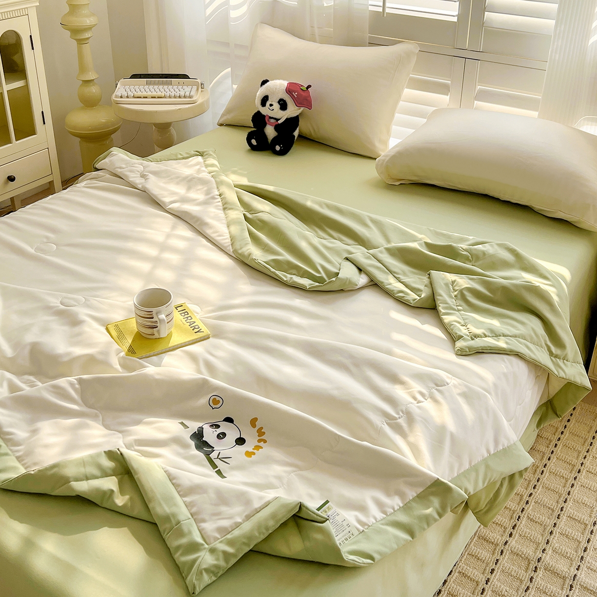 91家纺网 家纺一手货源 找家纺 易展家居 2026新款水洗棉新疆棉花夏被-熊猫 能猫-白拼绿