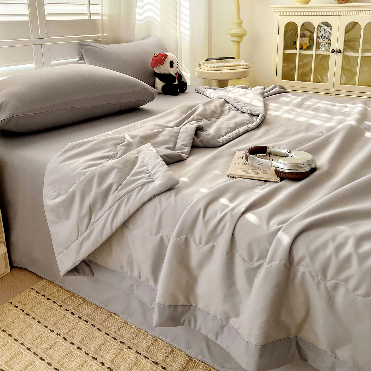 91家纺网 家纺一手货源 找家纺 易展家居 2026新款水洗棉新疆棉花夏被-熊猫 能猫-浅灰