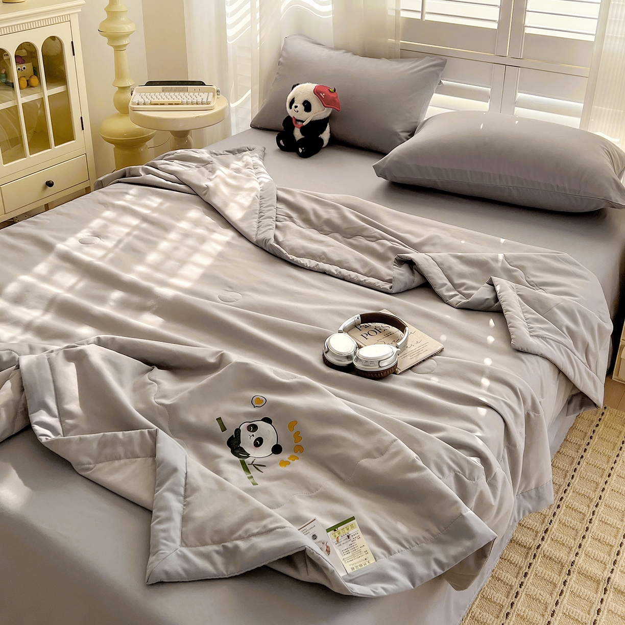 91家纺网 家纺一手货源 找家纺 易展家居 2026新款水洗棉新疆棉花夏被-熊猫 能猫-浅灰