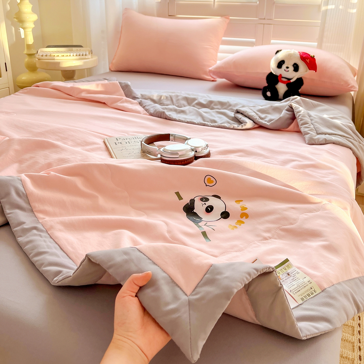 91家纺网 家纺一手货源 找家纺 易展家居 2026新款水洗棉新疆棉花夏被-熊猫 能猫-粉拼灰