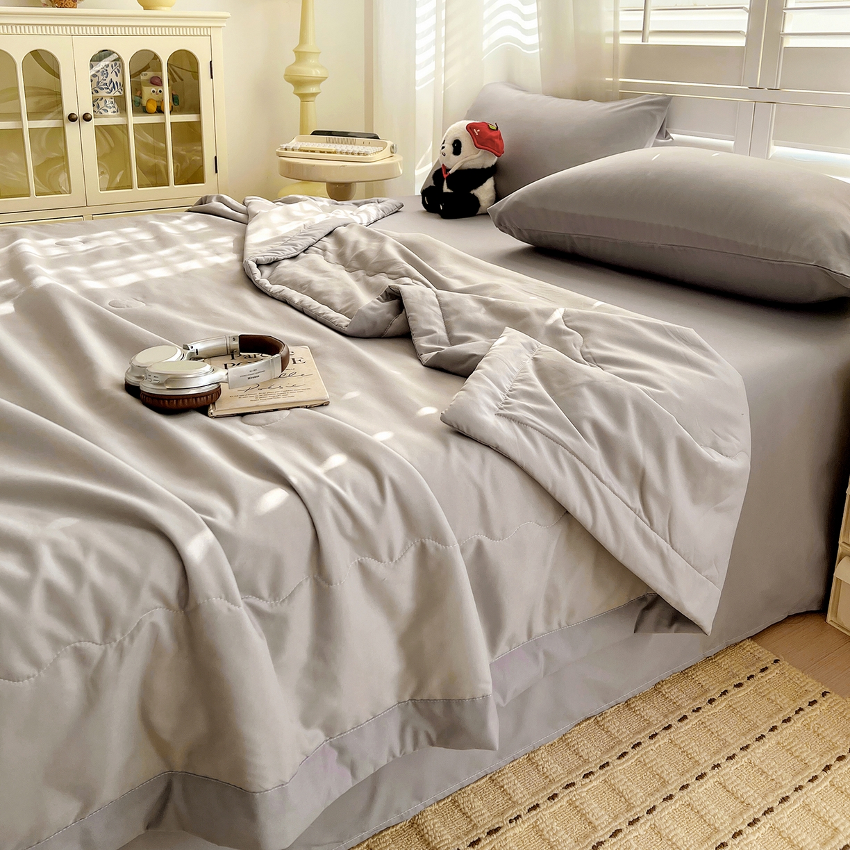 91家纺网 家纺一手货源 找家纺 易展家居 2026新款水洗棉新疆棉花夏被-熊猫 能猫-浅灰