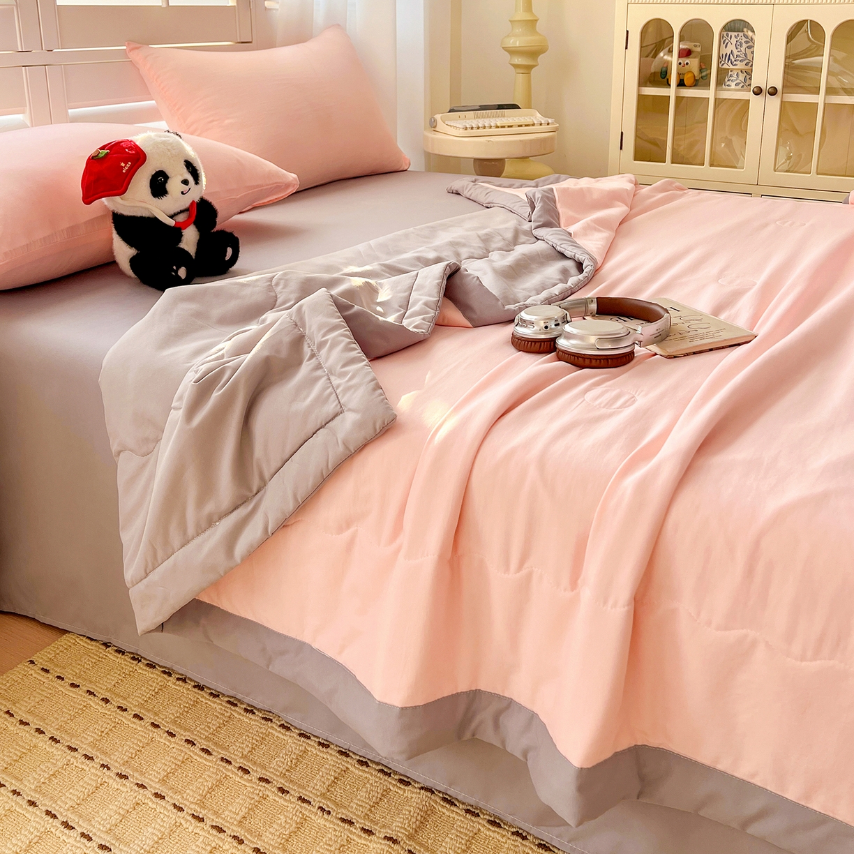 91家纺网 家纺一手货源 找家纺 易展家居 2026新款水洗棉新疆棉花夏被-熊猫 能猫-粉拼灰