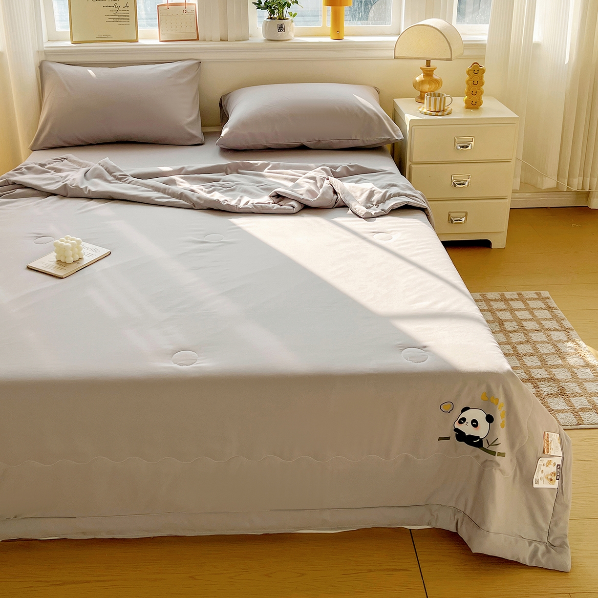 91家纺网 家纺一手货源 找家纺 易展家居 2026新款水洗棉大豆纤维夏被-无染+熊猫 熊猫-轻银灰