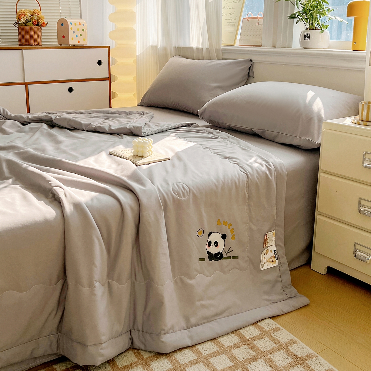 91家纺网 家纺一手货源 找家纺 易展家居 2026新款水洗棉大豆纤维夏被-无染+熊猫 熊猫-轻银灰