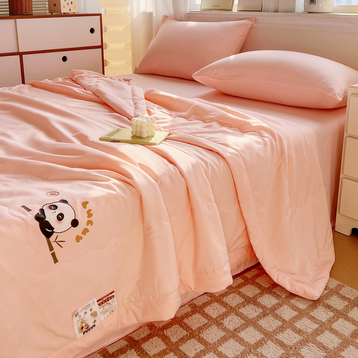 91家纺网 家纺一手货源 找家纺 易展家居 2026新款水洗棉大豆纤维夏被-无染+熊猫 熊猫-奶昔粉