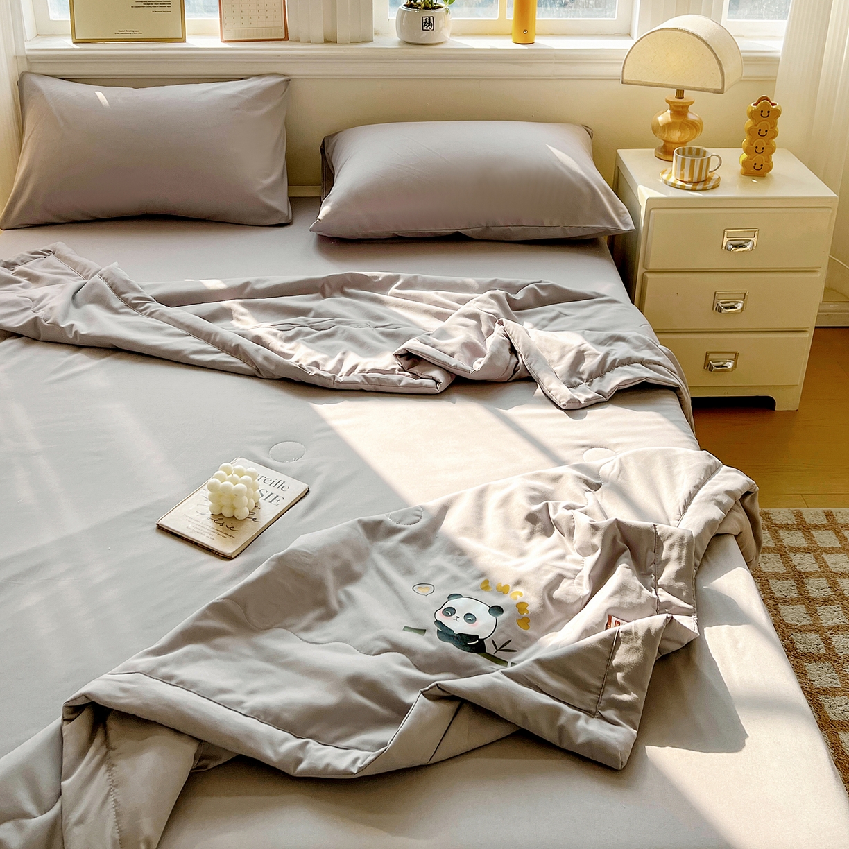 91家纺网 家纺一手货源 找家纺 易展家居 2026新款水洗棉大豆纤维夏被-无染+熊猫 熊猫-轻银灰