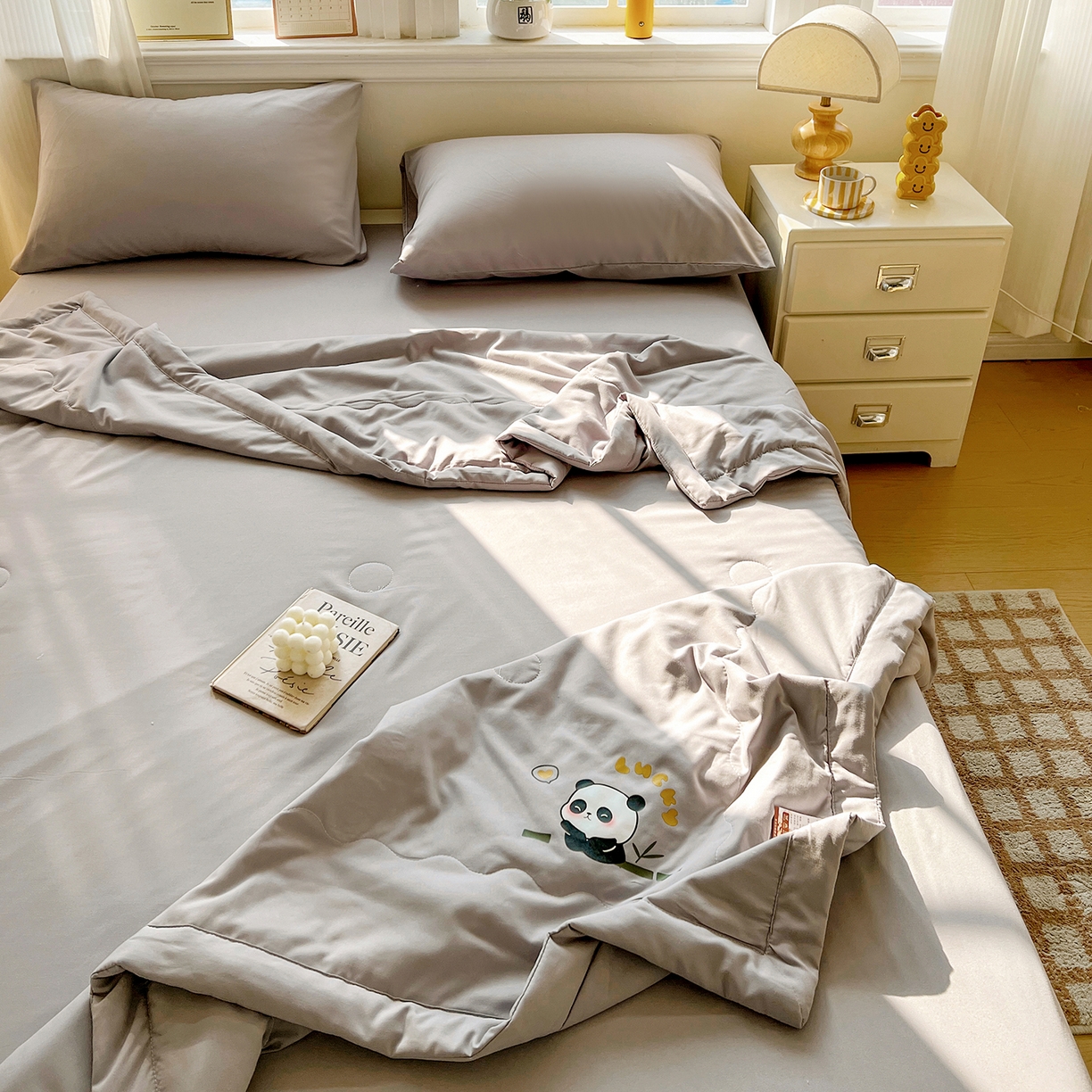91家纺网 家纺一手货源 找家纺 易展家居 2026新款水洗棉大豆纤维夏被-无染+熊猫 熊猫-轻银灰