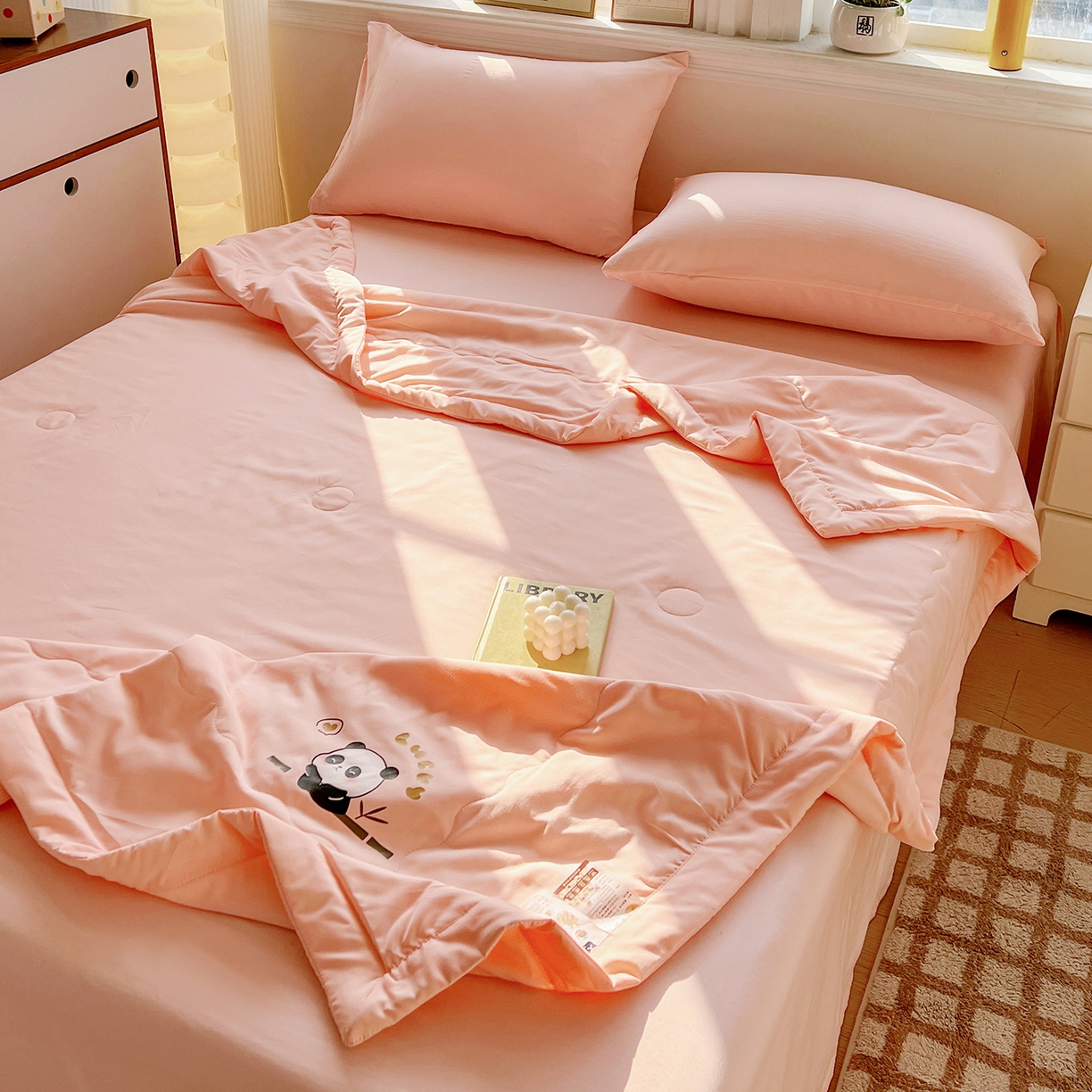 91家纺网 家纺一手货源 找家纺 易展家居 2026新款水洗棉大豆纤维夏被-无染+熊猫 熊猫-奶昔粉