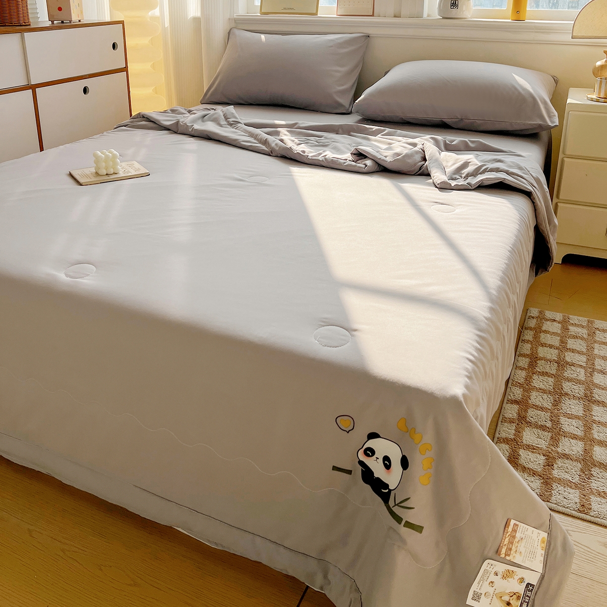 91家纺网 家纺一手货源 找家纺 易展家居 2026新款水洗棉大豆纤维夏被-无染+熊猫 熊猫-轻银灰