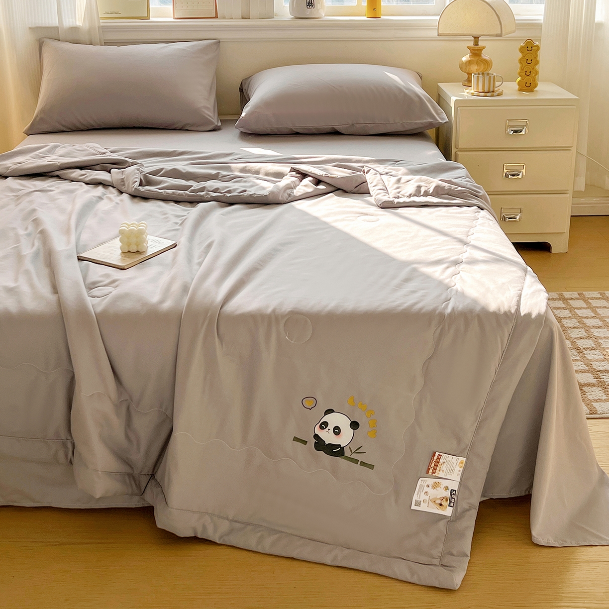 91家纺网 家纺一手货源 找家纺 易展家居 2026新款水洗棉大豆纤维夏被-无染+熊猫 熊猫-轻银灰