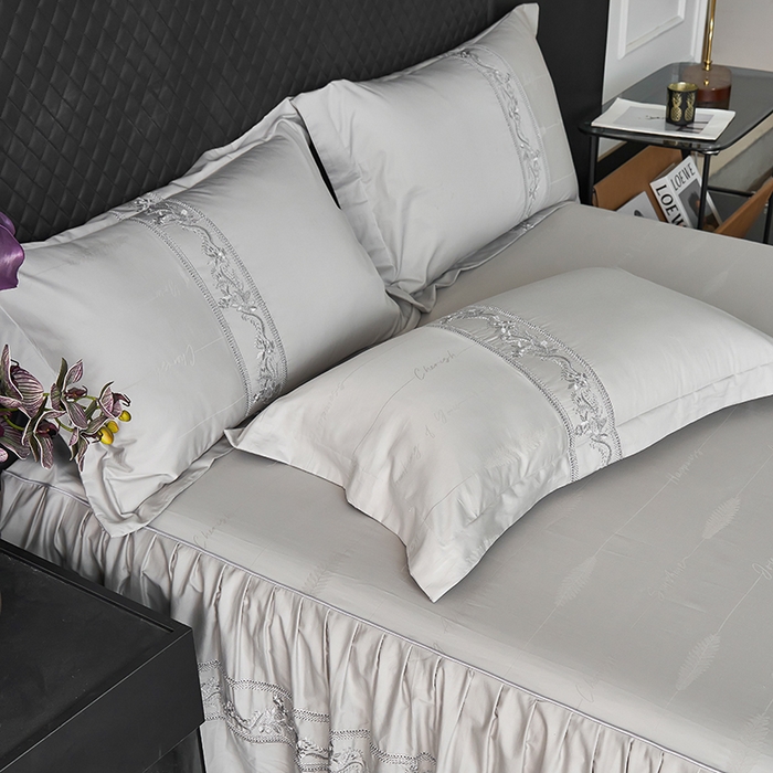 91家纺网 家纺一手货源 找家纺 美达家纺 2026新款全棉纯棉60s提花绣花床裙单床裙床裙单件 贝纳尔-银月光