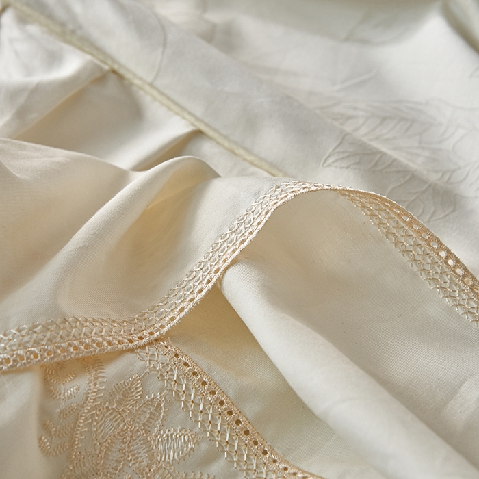 91家纺网 家纺一手货源 找家纺 美达家纺 2026新款全棉纯棉60s提花绣花床裙单床裙床裙单件 晨曦花语-乳白