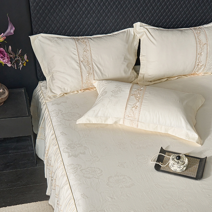 91家纺网 家纺一手货源 找家纺 美达家纺 2026新款全棉纯棉60s提花绣花床裙单床裙床裙单件 晨曦花语-乳白