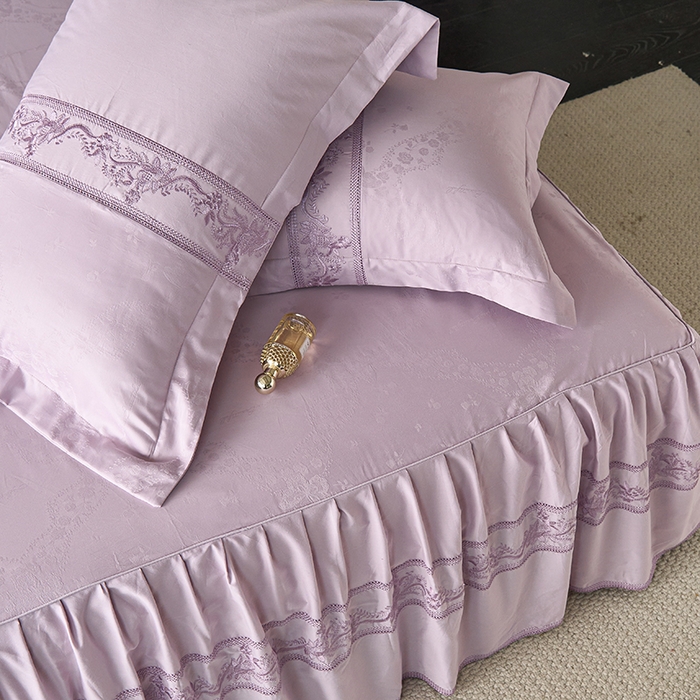 91家纺网 家纺一手货源 找家纺 美达家纺 2026新款全棉纯棉60s提花绣花床裙单床裙床裙单件 洛可可-罗兰紫