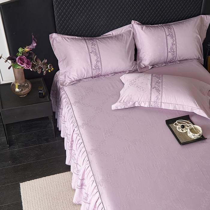 91家纺网 家纺一手货源 找家纺 美达家纺 2026新款全棉纯棉60s提花绣花床裙单床裙床裙单件 洛可可-罗兰紫