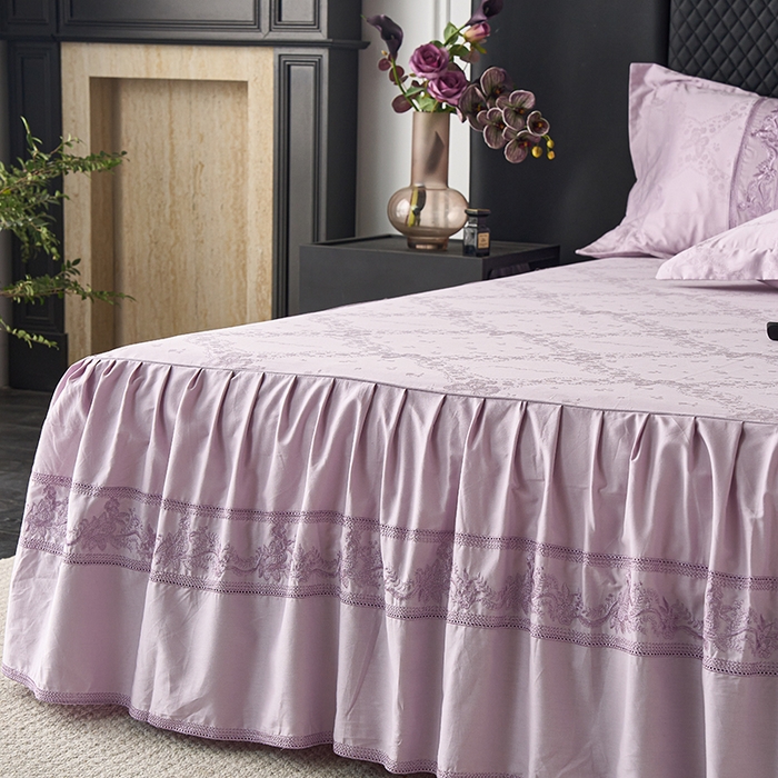 91家纺网 家纺一手货源 找家纺 美达家纺 2026新款全棉纯棉60s提花绣花床裙单床裙床裙单件 洛可可-罗兰紫