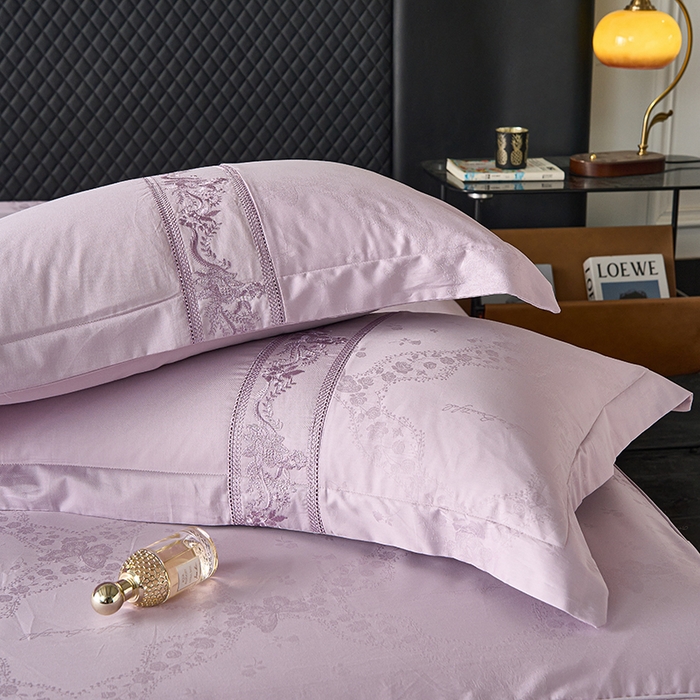 91家纺网 家纺一手货源 找家纺 美达家纺 2026新款全棉纯棉60s提花绣花床裙单床裙床裙单件 洛可可-罗兰紫