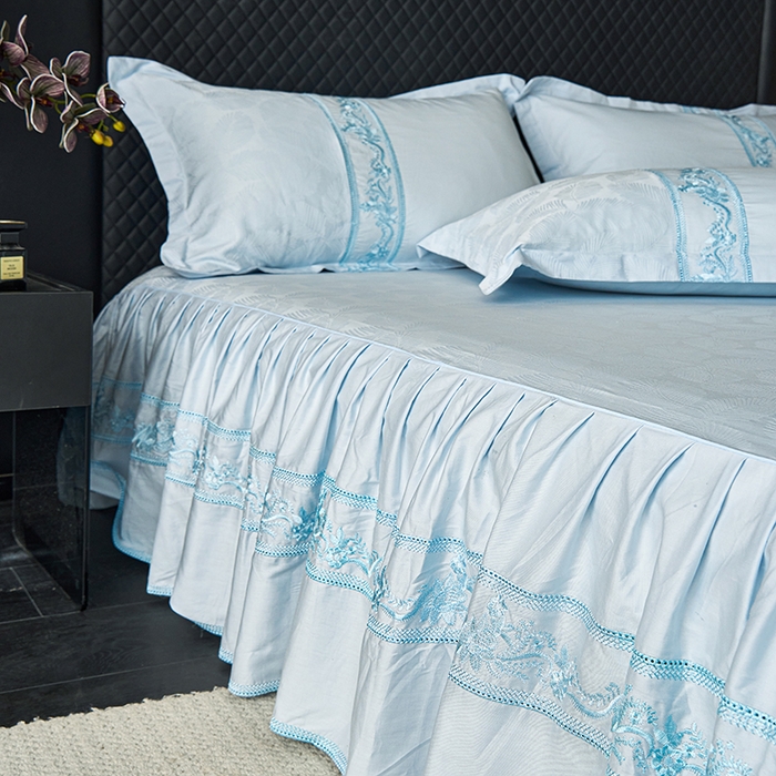 91家纺网 家纺一手货源 找家纺 美达家纺 2026新款全棉纯棉60s提花绣花床裙单床裙床裙单件 枝锦翠曼-空境蓝