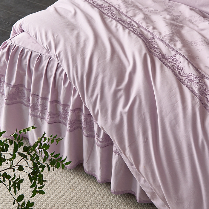 91家纺网 家纺一手货源 找家纺 美达家纺 2026新款全棉纯棉60s提花绣花床裙单床裙床裙单件 洛可可-罗兰紫