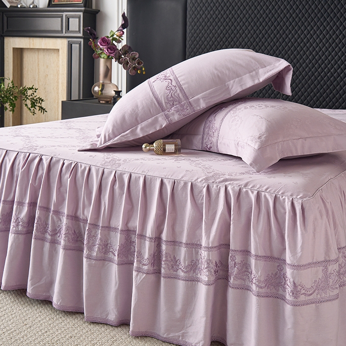 91家纺网 家纺一手货源 找家纺 美达家纺 2026新款全棉纯棉60s提花绣花床裙单床裙床裙单件 洛可可-罗兰紫