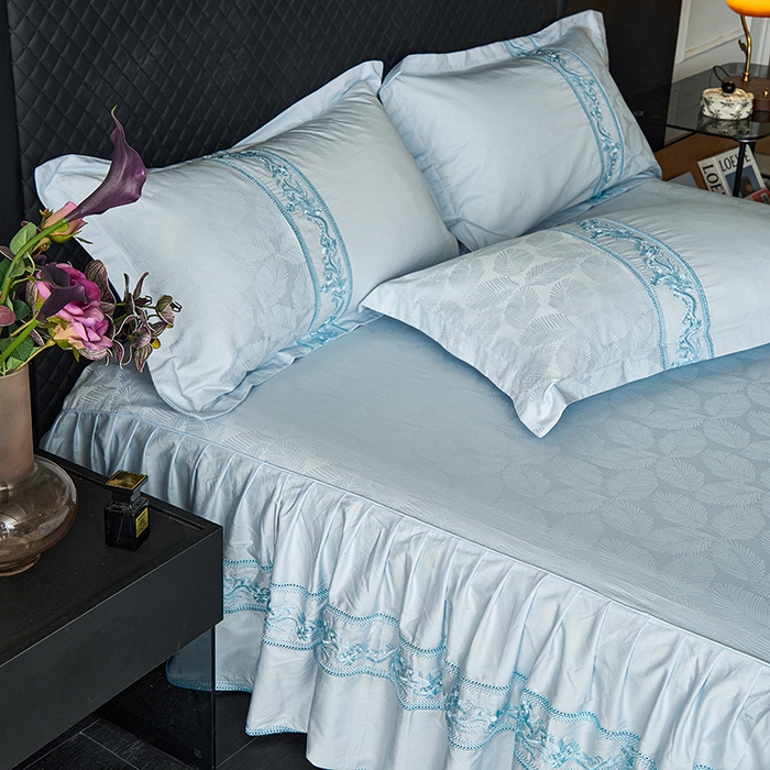 91家纺网 家纺一手货源 找家纺 美达家纺 2026新款全棉纯棉60s提花绣花床裙单床裙床裙单件 枝锦翠曼-空境蓝