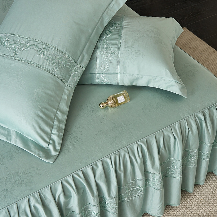 91家纺网 家纺一手货源 找家纺 美达家纺 2026新款全棉纯棉60s提花绣花床裙单床裙床裙单件 居有竹-景泰蓝