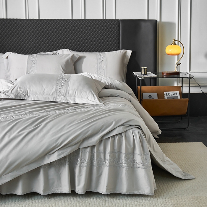 91家纺网 家纺一手货源 找家纺 美达家纺 2026新款全棉纯棉60s提花绣花床裙单床裙床裙单件 贝纳尔-银月光