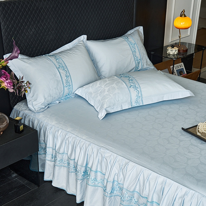 91家纺网 家纺一手货源 找家纺 美达家纺 2026新款全棉纯棉60s提花绣花床裙单床裙床裙单件 枝锦翠曼-空境蓝