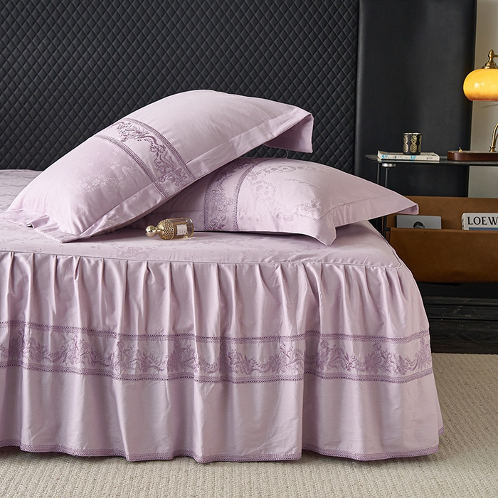 91家纺网 家纺一手货源 找家纺 美达家纺 2026新款全棉纯棉60s提花绣花床裙单床裙床裙单件 洛可可-罗兰紫