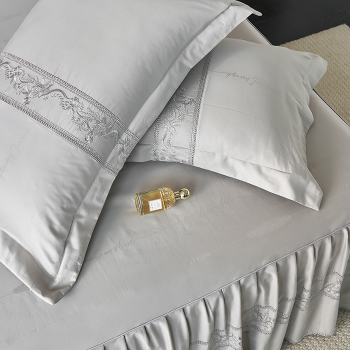 91家纺网 家纺一手货源 找家纺 美达家纺 2026新款全棉纯棉60s提花绣花床裙单床裙床裙单件 贝纳尔-银月光