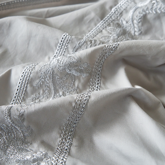 91家纺网 家纺一手货源 找家纺 美达家纺 2026新款全棉纯棉60s提花绣花床裙单床裙床裙单件 贝纳尔-银月光