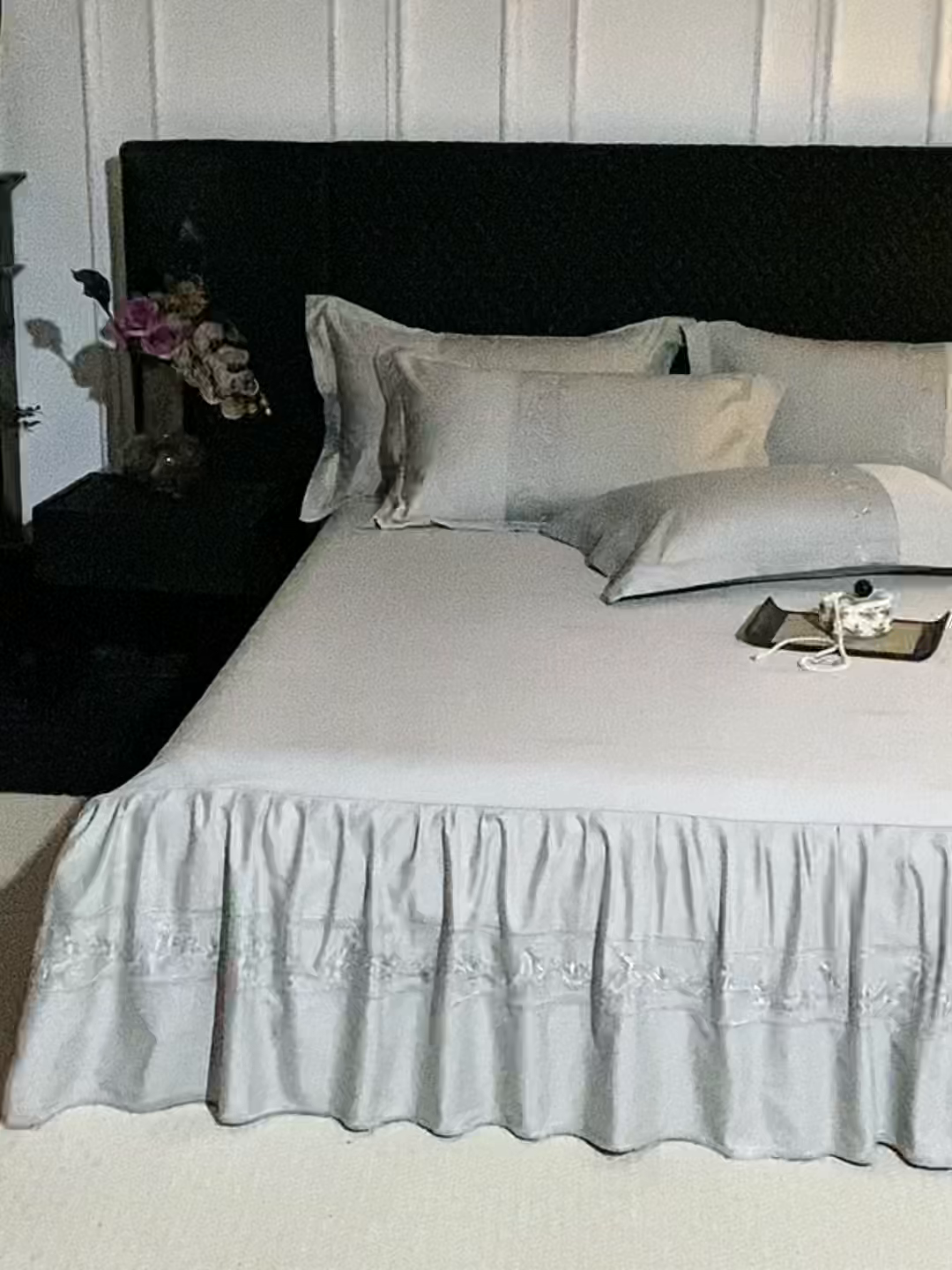 91家纺网 家纺一手货源 找家纺 美达家纺 2026新款全棉纯棉60s提花绣花床裙单床裙床裙单件 贝纳尔-银月光