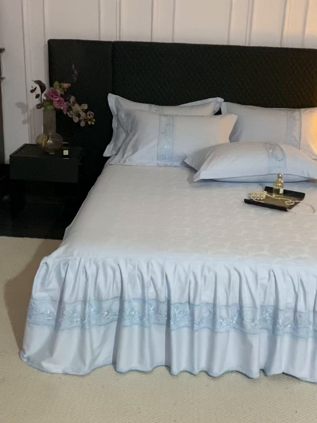 91家纺网 家纺一手货源 找家纺 美达家纺 2026新款全棉纯棉60s提花绣花床裙单床裙床裙单件 枝锦翠曼-空境蓝