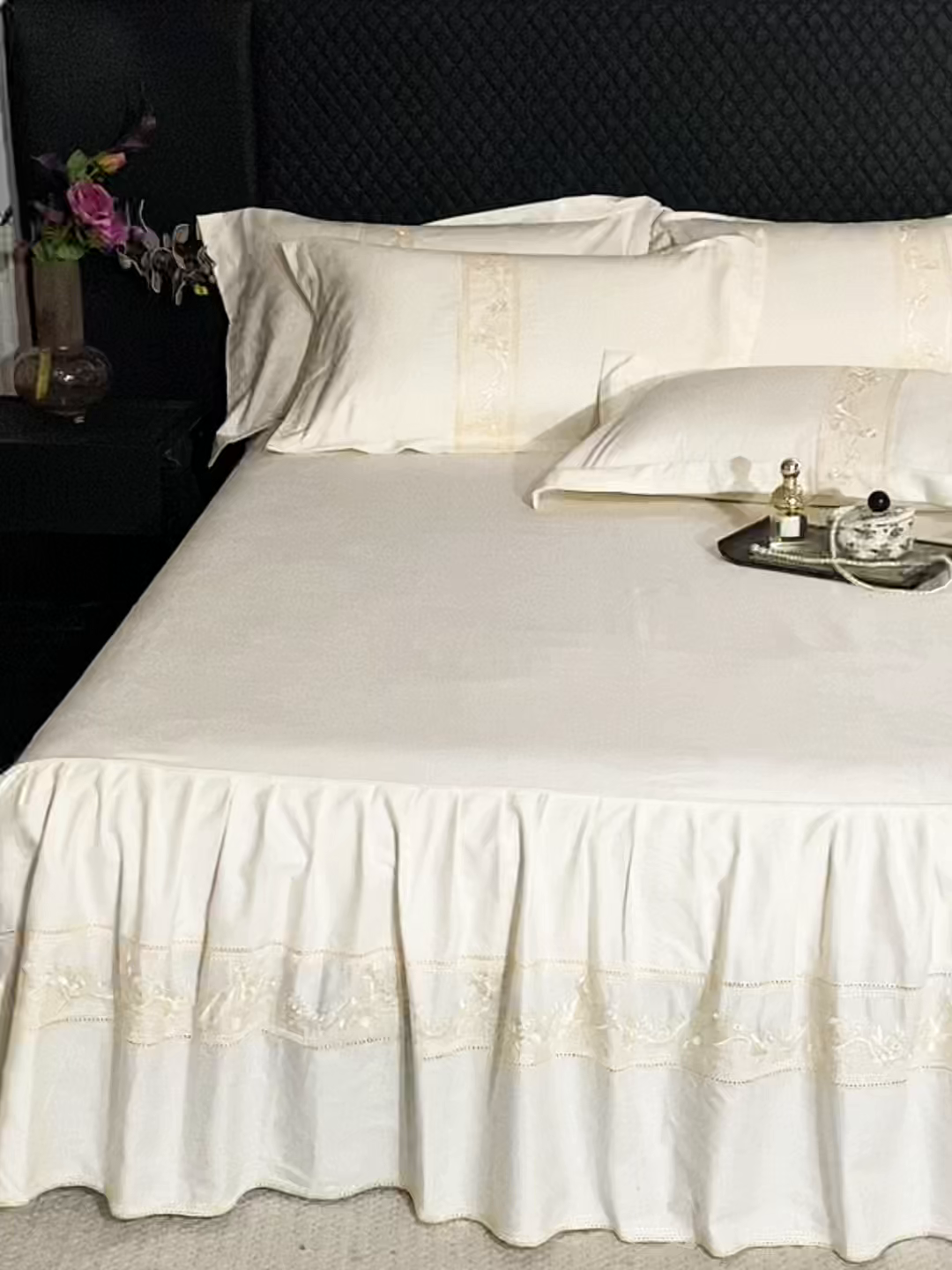 91家纺网 家纺一手货源 找家纺 美达家纺 2026新款全棉纯棉60s提花绣花床裙单床裙床裙单件 晨曦花语-乳白