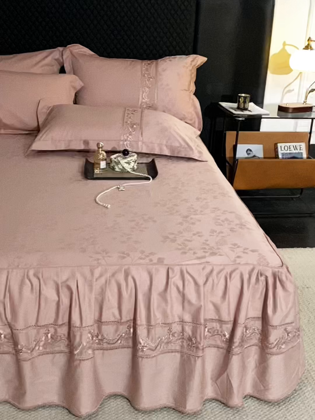 91家纺网 家纺一手货源 找家纺 美达家纺 2026新款全棉纯棉60s提花绣花床裙单床裙床裙单件 花晓-露娜粉