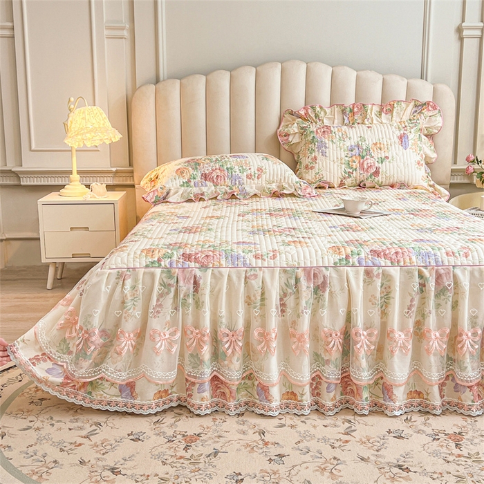 91家纺网 家纺一手货源 找家纺 宜凡家纺 2026新款全棉公主风夹棉床裙三件套 春色入梦