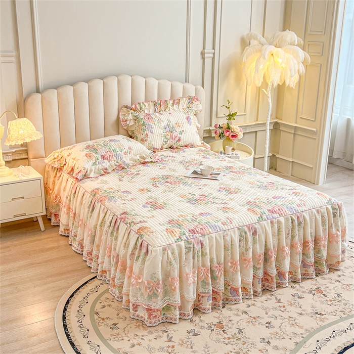 91家纺网 家纺一手货源 找家纺 宜凡家纺 2026新款全棉公主风夹棉床裙三件套 春色入梦